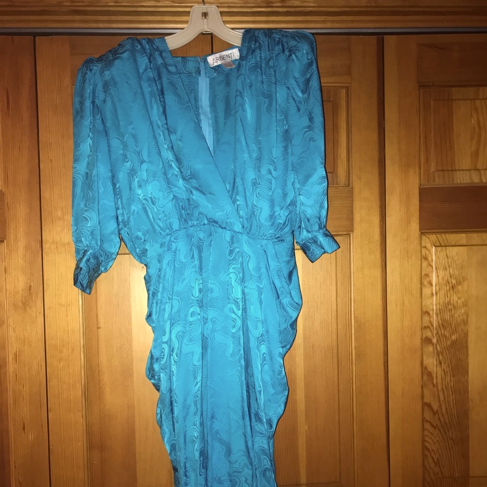 Argenti size 12 turquoise silk dress has removal shoulder pads.